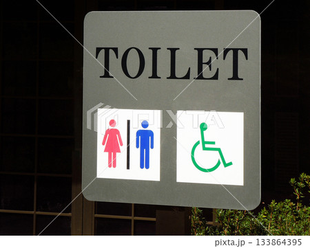 男女・車いす対応のトイレ表示板（ステンレス風） 133864395