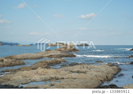 海岸から見る青い海と空 海岸から見る青い海と空 133865911