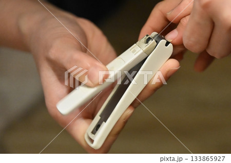 子供の爪切を切る母 133865927