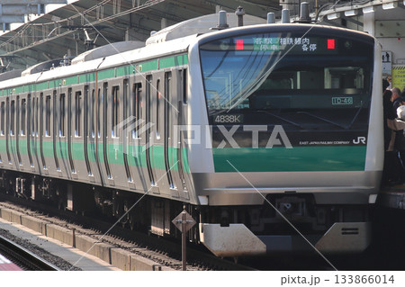 赤羽駅に停車中の埼京線E233系電車（相鉄線直通：海老名行） 133866014