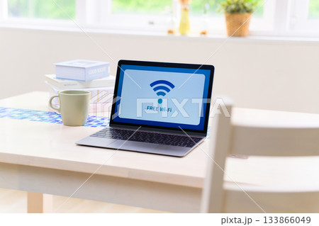 ノートパソコンの画面に表示されたフリーWi-Fiのサインとデスク周り ノートパソコンの画面に表示されたフリーWi-Fiのサインとデスク周り 133866049
