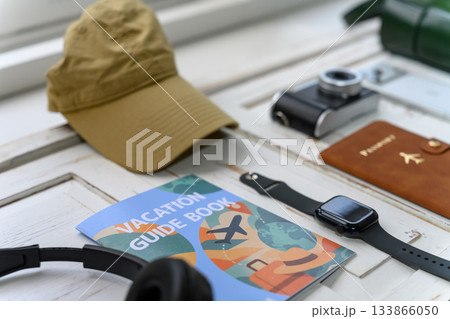 旅行の準備、必需品をテーブルに並べた様子 133866050