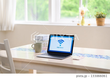 フリーWi-Fiが表示されたノートパソコンが置かれた明るい室内 フリーWi-Fiが表示されたノートパソコンが置かれた明るい室内 133866061