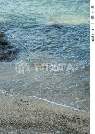 砂浜に打ち寄せる波 砂浜に打ち寄せる波 133866330