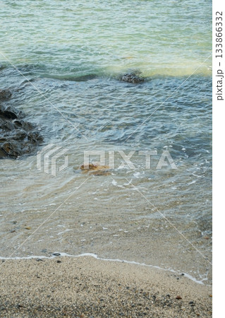 砂浜に打ち寄せる波 砂浜に打ち寄せる波 133866332