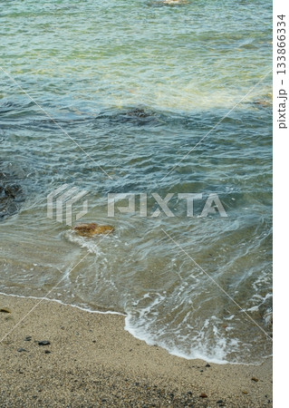 砂浜に打ち寄せる波 133866334