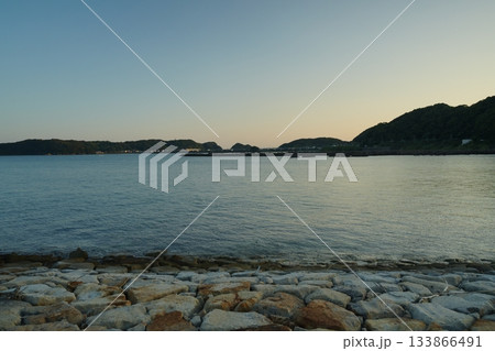 穏やかな夕暮れ時の海 133866491