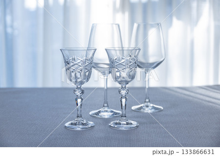 白いカーテンから差し込む光と4本のワイングラス 133866631