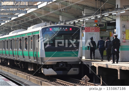 最混雑時間帯が過ぎ埼京線ホームから立ち去る駅員(JR赤羽駅) 最混雑時間帯が過ぎ埼京線ホームから立ち去る駅員(JR赤羽駅) 133867186