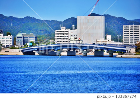 宍道湖大橋と松江市街の風景 133867274
