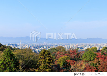 京都　秋の紅葉と街並み　京都駅方面 133867509