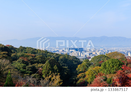 京都　秋の紅葉と街並み　京都駅方面 133867517