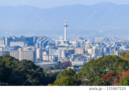 京都　秋の紅葉と街並み　京都駅方面 133867520