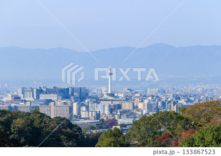 京都　秋の紅葉と街並み　京都駅方面 133867523