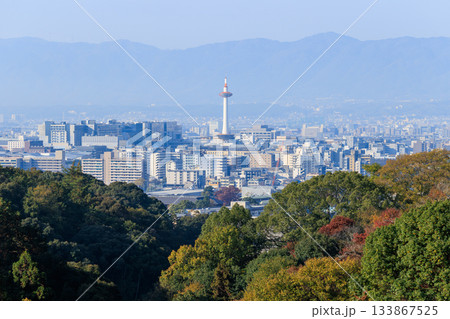 京都　秋の紅葉と街並み　京都駅方面 133867525