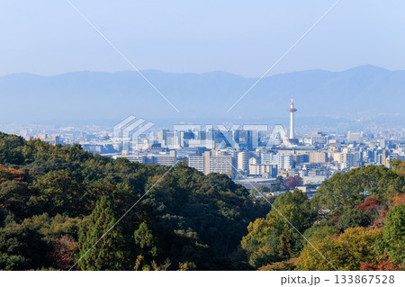 京都　秋の紅葉と街並み　京都駅方面 133867528