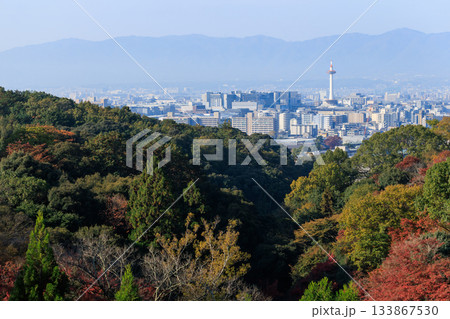 京都　秋の紅葉と街並み　京都駅方面 133867530