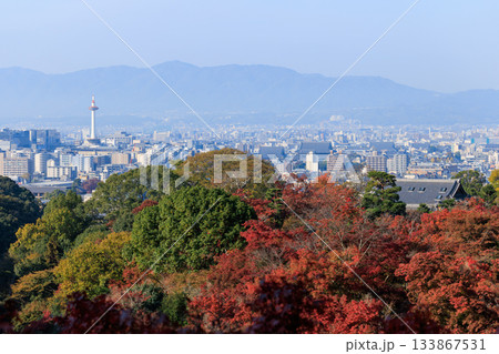 京都 秋の紅葉と街並み 京都駅方面 京都 秋の紅葉と街並み 京都駅方面 133867531