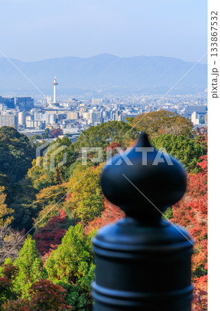 京都　秋の紅葉と街並み　京都駅方面 133867532