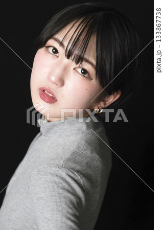 黒バックの美しい女性の眼差し 黒バックの美しい女性の眼差し 133867738