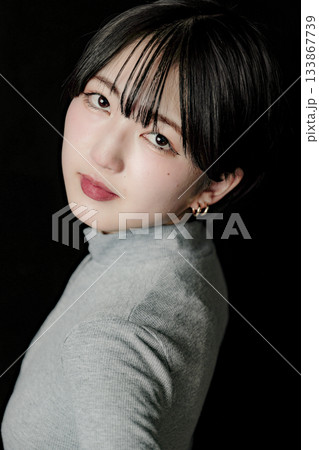 黒バックの美しい女性の眼差し 133867739