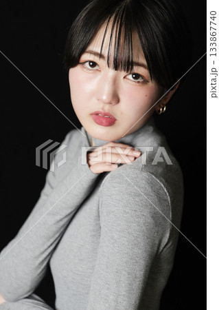 黒バックの美しい女性の眼差し 133867740