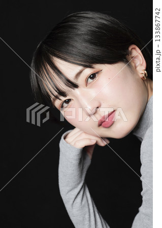 黒バックの美しい女性の眼差し 133867742