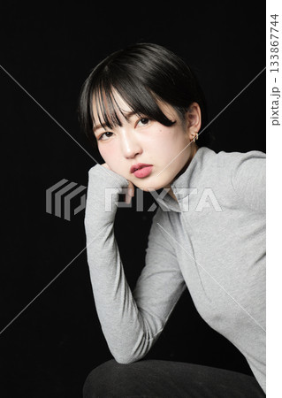 黒バックの美しい女性の眼差し 133867744