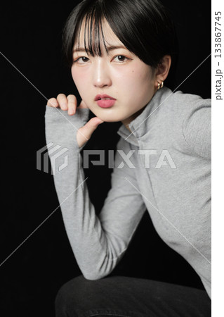 黒バックの美しい女性の眼差し 133867745