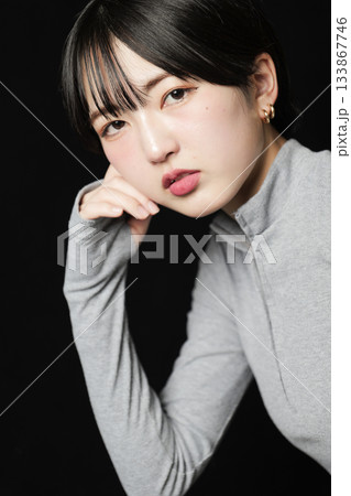 黒バックの美しい女性の眼差し 133867746