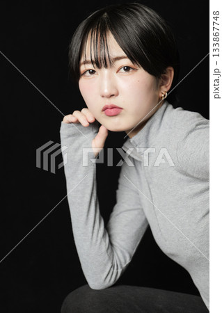 黒バックの美しい女性の眼差し 133867748