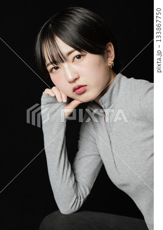 黒バックの美しい女性の眼差し 黒バックの美しい女性の眼差し 133867750