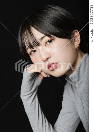 黒バックの美しい女性の眼差し 黒バックの美しい女性の眼差し 133867752