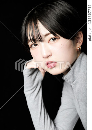 黒バックの美しい女性の眼差し 黒バックの美しい女性の眼差し 133867753