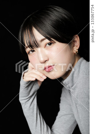 黒バックの美しい女性の眼差し 133867754