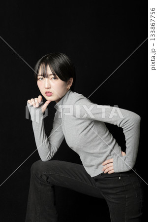 黒バックの美しい女性の眼差し 133867756