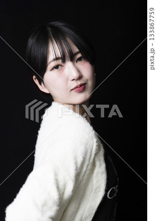 黒バックの美しい女性の眼差し 黒バックの美しい女性の眼差し 133867759