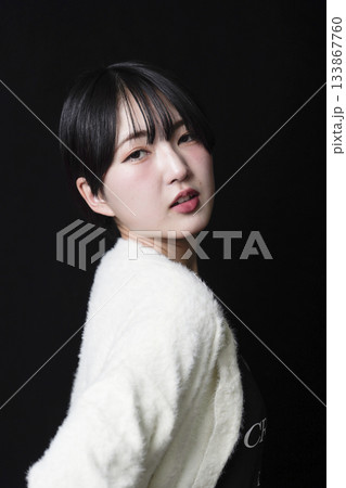 黒バックの美しい女性の眼差し 133867760