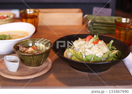 鶏肉クリームソースと野菜たっぷりのライスボウルとミニサラダのランチセット 鶏肉クリームソースと野菜たっぷりのライスボウルとミニサラダのランチセット 133867990