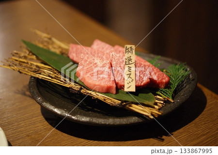 特選ミスジ札付きの霜降り肉を藁と笹で演出した高級焼き肉プレート 特選ミスジ札付きの霜降り肉を藁と笹で演出した高級焼き肉プレート 133867995