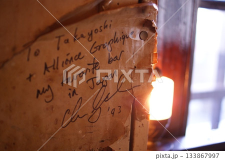 アンティークランプの灯りに照らされた手書きサインが残るバーの空間 アンティークランプの灯りに照らされた手書きサインが残るバーの空間 133867997