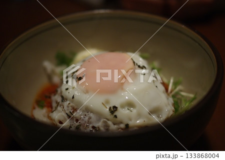 半熟目玉焼きがとろけるロコモコ丼と野菜の彩りランチ 半熟目玉焼きがとろけるロコモコ丼と野菜の彩りランチ 133868004