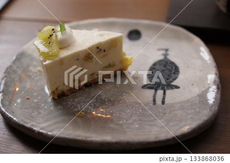 キウイとクリームが彩る爽やかなチーズケーキの一切れ  133868036