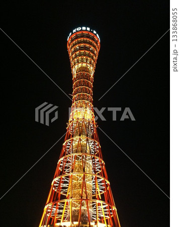 スマホ撮影で捉えた赤く光る神戸ポートタワーの夜景  133868055