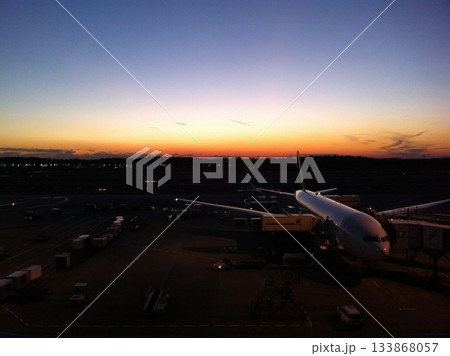 夕焼けの空港展望デッキから眺める旅立ちの飛行機 夕焼けの空港展望デッキから眺める旅立ちの飛行機 133868057
