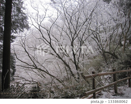 雪化粧の登山道を照らす冬山の樹氷と木製柵の風景 雪化粧の登山道を照らす冬山の樹氷と木製柵の風景 133868062