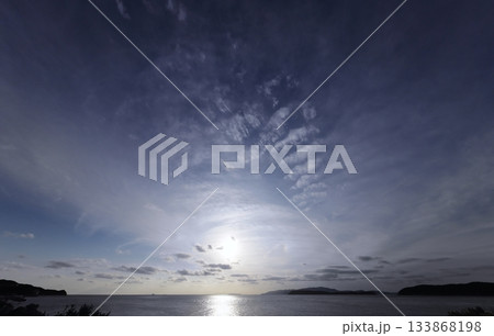 多様な雲が空一面に広がった夕方の空・冬・超広角・空主体・240202pm 多様な雲が空一面に広がった夕方の空・冬・超広角・空主体・240202pm 133868198