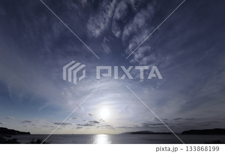 多様な雲が空一面に広がった夕方の空・冬・超広角・空主体・240202pm 133868199