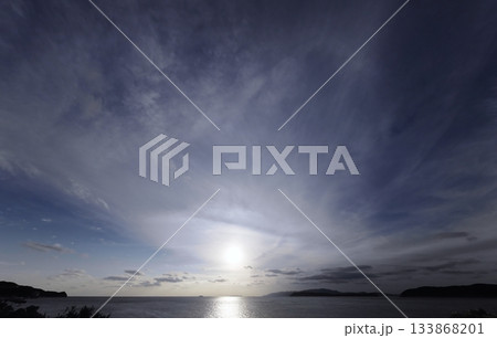 多様な雲が空一面に広がった夕方の空・冬・超広角・空主体・240202pm 多様な雲が空一面に広がった夕方の空・冬・超広角・空主体・240202pm 133868201