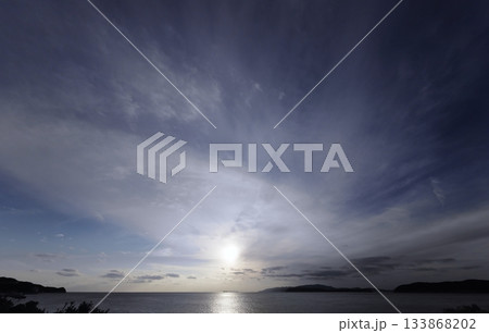 多様な雲が空一面に広がった夕方の空・冬・超広角・空主体・240202pm 133868202